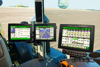 4600 CommandCenter with 4640 Universal Display on cornerpost