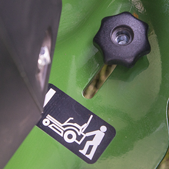 Tow-valve control, right (knob pictured in neutral position)