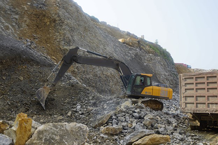 John Deere excavator in quarry application