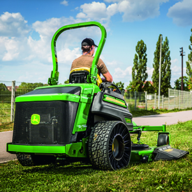 Z997R shown with 183-cm (72-in.) 7-Iron PRO side-discharge mower