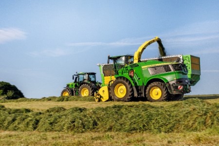Unloading a self-propelled forage harvester (SPFH)