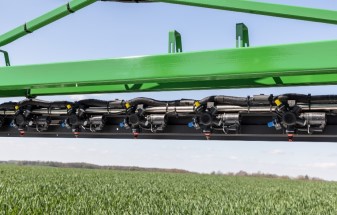 On-center nozzle layout, best agronomic in pass-to-pass applications
