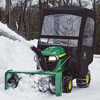 Souffleuse à neige de 112 cm (44 po), abri contre intempéries et chaînes antidérapantes sur un tracteur X350