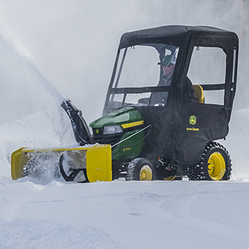 Tracteur X590 illustré avec souffleuse à neige et abri contre intempéries en option