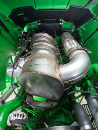 Le catalyseur d’oxydation diesel et le filtre à particules diesel se trouvent sous le capot, au-dessus du moteur