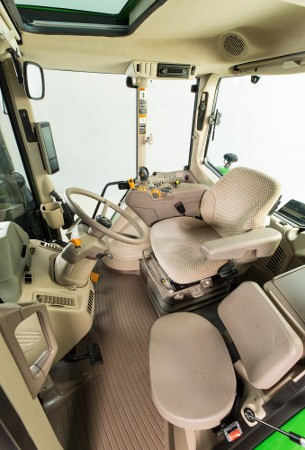 Cabine de série du tracteur 6120M équipée d’une console CommandARM™ compacte