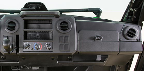 Boîte à gants, pochette de rangement et deux compartiments de tableau de bord (illustrés sur la cabine du véhicule utilitaire XUV835M)