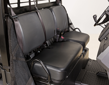 Dreier-Sitzreihe für die Verwendung als Geländefahrzeug (Straßenbetrieb auf einen Fahrer und einen Beifahrer beschränkt)