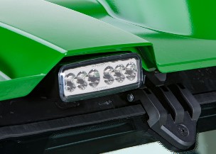 Tiefstrahlender LED-Scheinwerfer vorne am Kabinendach (abgebildet am XUV865R)