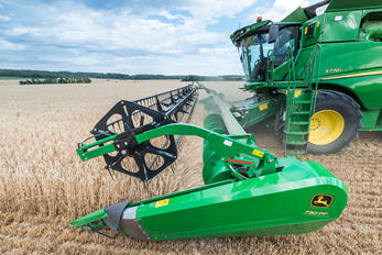 Le transfert actif du grain permet d’assurer la régularité du flux de récolte.