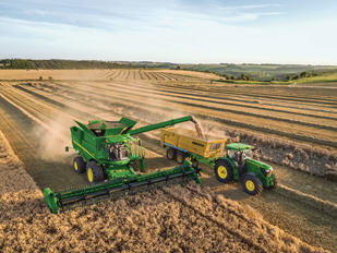 The yield data is displayed on the Gen 4 CommandCenter™ 4600 Display and can be wirelessly transferred to the Operations Center on MyJohnDeere.com.