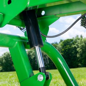 Hydraulics allow adjustments from tractor seat