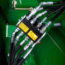 Single-point hydraulic connection on row-crop tractor (closed)