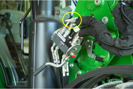 Hydraulic shut-off valve on R-Series Loader