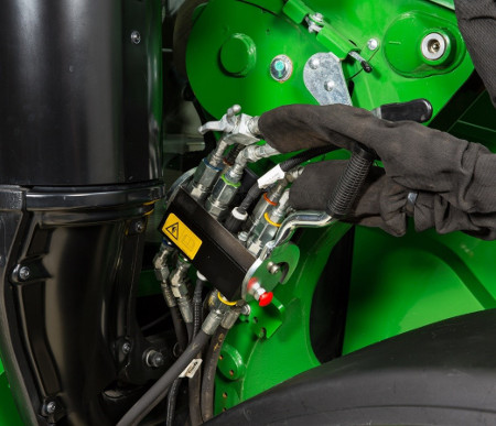 Single-point hydraulic connection on the 600R Loader