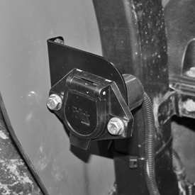 Trailer connector for open-station tractors