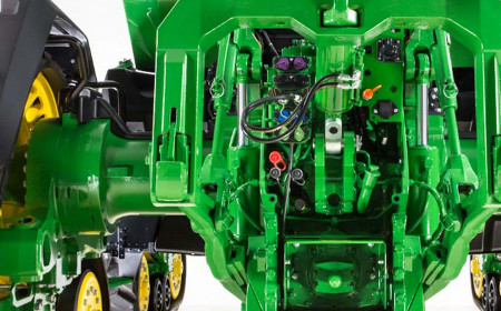 8R-traktor med sex hydrauluttag och direkt tryckuttag