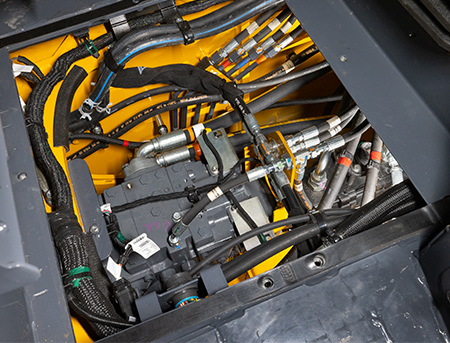 Mangueras y grupos de cables colocados de forma eficiente y ordenada para minimizar los puntos de fuga y fricción debajo de la chapa de fondo de la cabina