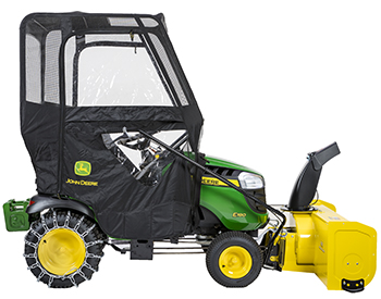 El tractor de la serie 100 incluye un soplador de nieve, un compartimiento contra la intemperie, pesos y cadenas