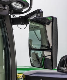 Se muestra el espejo del lado derecho en un tractor de la serie 8RT