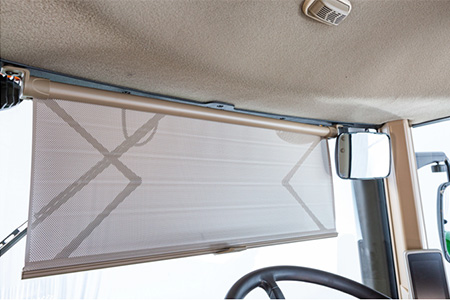 Parasol delantero, limpiaparabrisas y espejo interno de la cabina